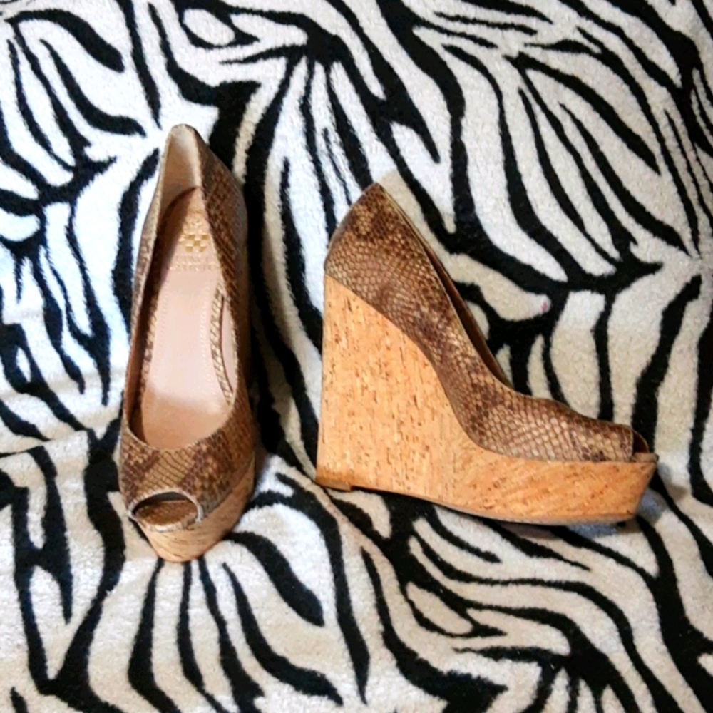 Vince Camuto 7.5B🌹Gold/Tan 🐍Peep-Toe Wedge Heels